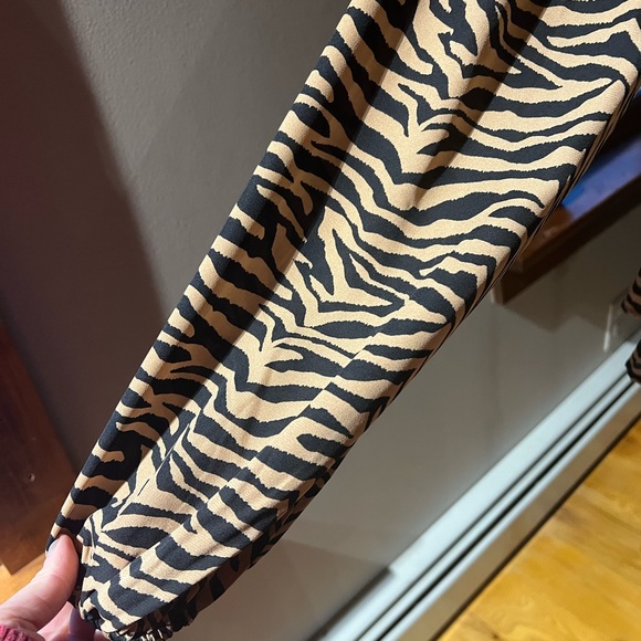 Adorable flowy tiger striped blouse with buttons size small - Picture 4 of 5